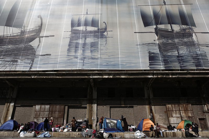 Γέμισε ο ΟΛΠ πρόσφυγες και μετανάστες: Πάνω από 3.000 άτομα στις εγκαταστάσεις στο λιμάνι [εικόνες] | iefimerida.gr 2