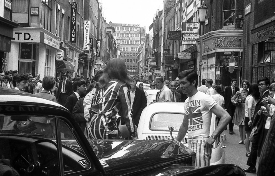 Η περίφημη Carnaby Street, η καρδιά του Swinging London. Φωτ Σίμος Τσαπνίδης, Λονδίνο 1967