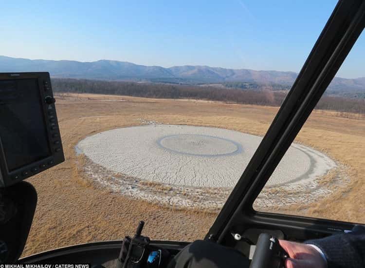 Ηφαίστειο λάσπης μοιάζει με γιγάντιο ανθρώπινο μάτι: Ενα εκπληκτικό φυσικό φαινόμενο στη Ρωσία [εικόνες] | iefimerida.gr 2