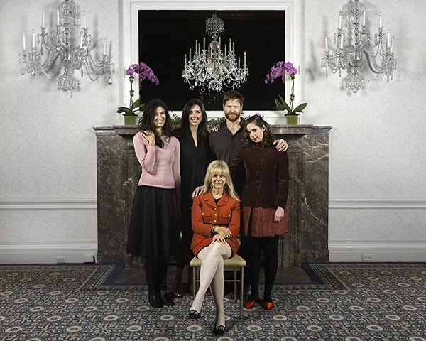 Εντελώς άγνωστοι φωτογραφίζονται και δημιουργούν τα τέλεια οικογενειακά πορτραίτα [εικόνες] | iefimerida.gr 2