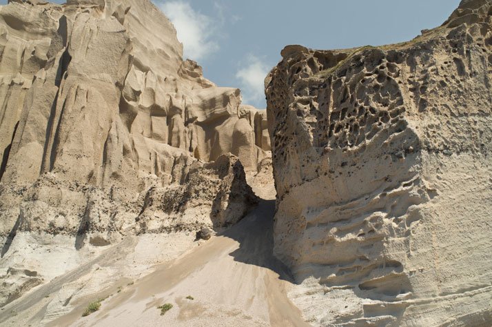 Η άλλη όψη της Σαντορίνης: Πίσω από την Καλντέρα, το νησί μοιάζει με... Αγρια Δύση [εικόνες] | iefimerida.gr 1