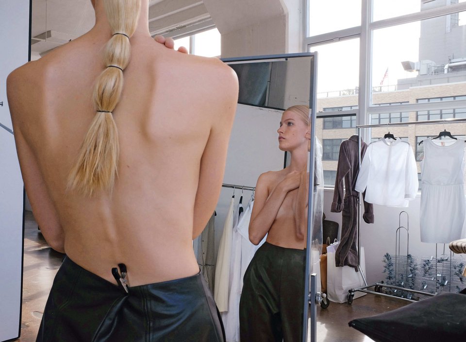 Tι πραγματικά βρίσκεται πίσω από τη λάμψη των μοντέλων στα Fashion Weeks -Ακολουθώντας τη Λουίζ [εικόνες] | iefimerida.gr 2