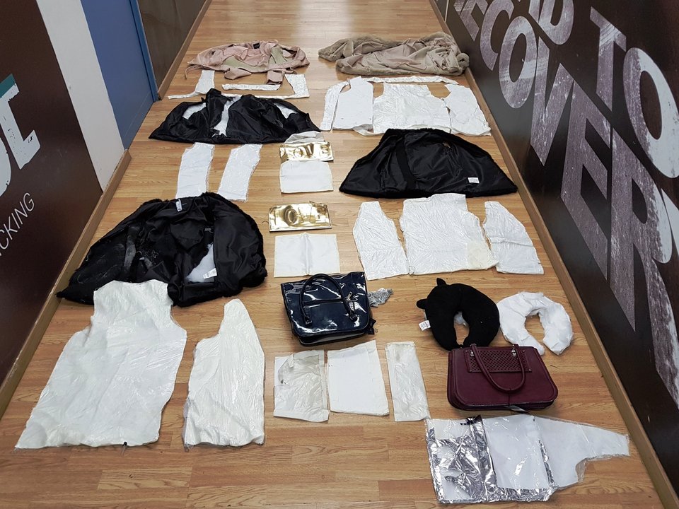 Βραζιλιάνα επιχείρησε να περάσει 2,8 κιλά κοκαΐνη «ραμμένη» στα ρούχα της [εικόνες] | iefimerida.gr 3