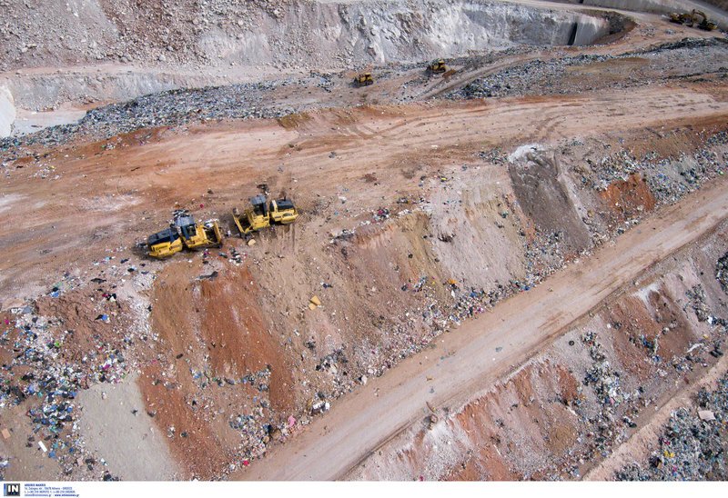 «Πνίγεται» στα σκουπίδια η Αττική -Καθημερινά 2.500 τόνοι στους δρόμους, λόγω ρήγματος στον ΧΥΤΑ Φυλής [εικόνες] | iefimerida.gr 1