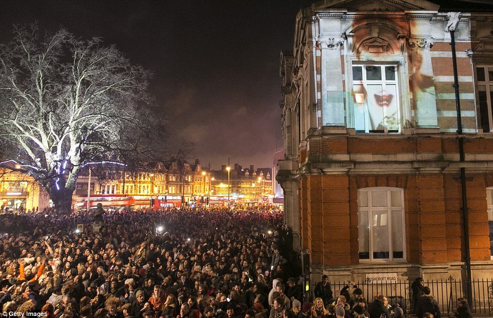 Χορεύοντας και τραγουδώντας στους δρόμους -Ετσι αποχαιρέτησαν τον Ντέιβιντ Μπόουι οι φανς του [εικόνες] | iefimerida.gr 0