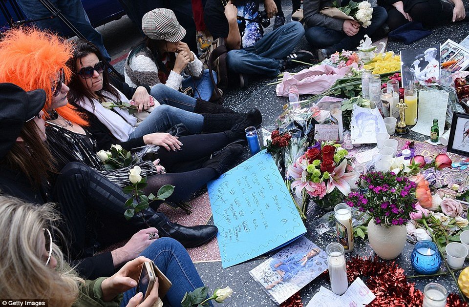 Χορεύοντας και τραγουδώντας στους δρόμους -Ετσι αποχαιρέτησαν τον Ντέιβιντ Μπόουι οι φανς του [εικόνες] | iefimerida.gr 4