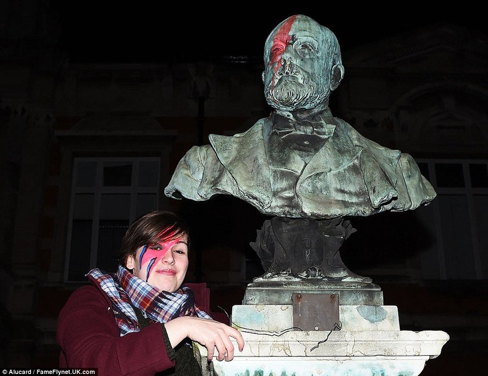 Χορεύοντας και τραγουδώντας στους δρόμους -Ετσι αποχαιρέτησαν τον Ντέιβιντ Μπόουι οι φανς του [εικόνες] | iefimerida.gr 7