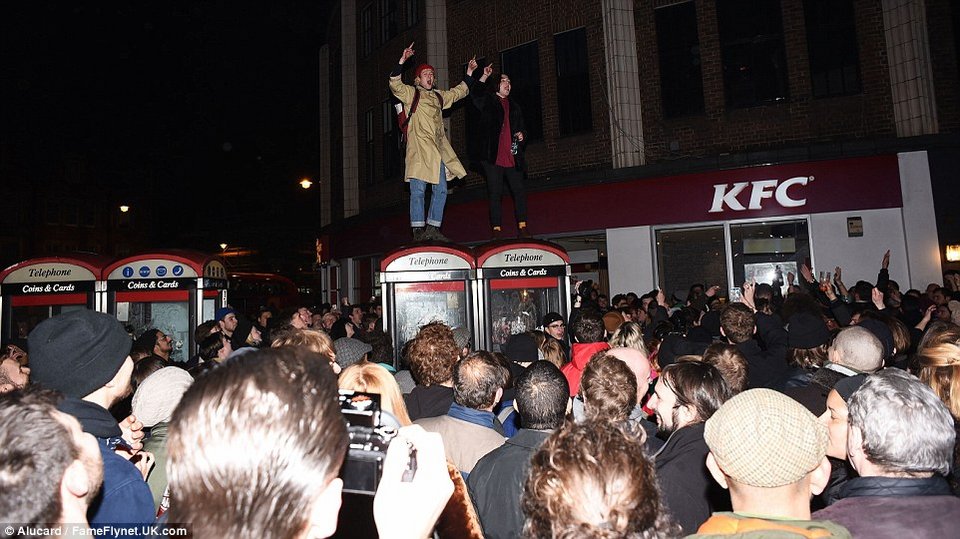 Χορεύοντας και τραγουδώντας στους δρόμους -Ετσι αποχαιρέτησαν τον Ντέιβιντ Μπόουι οι φανς του [εικόνες] | iefimerida.gr 2