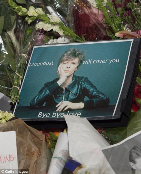 Χορεύοντας και τραγουδώντας στους δρόμους -Ετσι αποχαιρέτησαν τον Ντέιβιντ Μπόουι οι φανς του [εικόνες] | iefimerida.gr 12