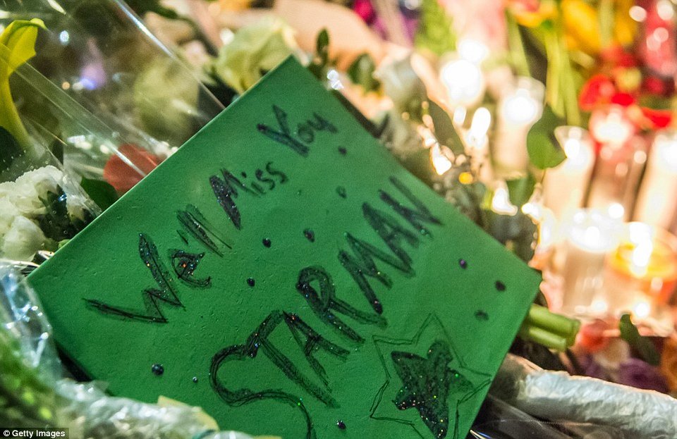 Χορεύοντας και τραγουδώντας στους δρόμους -Ετσι αποχαιρέτησαν τον Ντέιβιντ Μπόουι οι φανς του [εικόνες] | iefimerida.gr 6