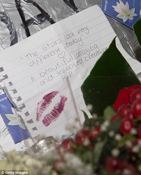 Χορεύοντας και τραγουδώντας στους δρόμους -Ετσι αποχαιρέτησαν τον Ντέιβιντ Μπόουι οι φανς του [εικόνες] | iefimerida.gr 9