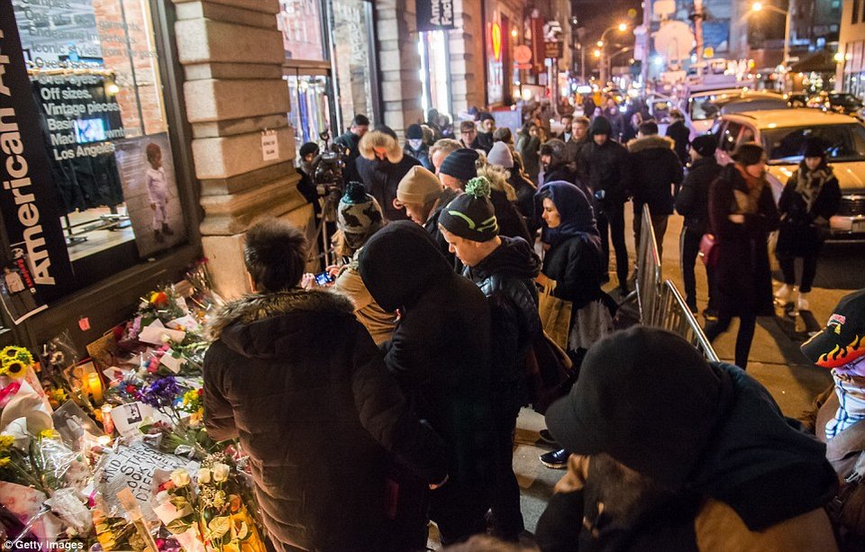 Χορεύοντας και τραγουδώντας στους δρόμους -Ετσι αποχαιρέτησαν τον Ντέιβιντ Μπόουι οι φανς του [εικόνες] | iefimerida.gr 8