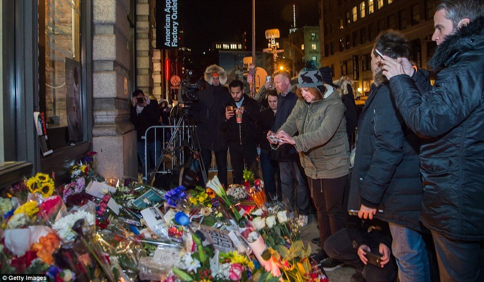 Χορεύοντας και τραγουδώντας στους δρόμους -Ετσι αποχαιρέτησαν τον Ντέιβιντ Μπόουι οι φανς του [εικόνες] | iefimerida.gr 5