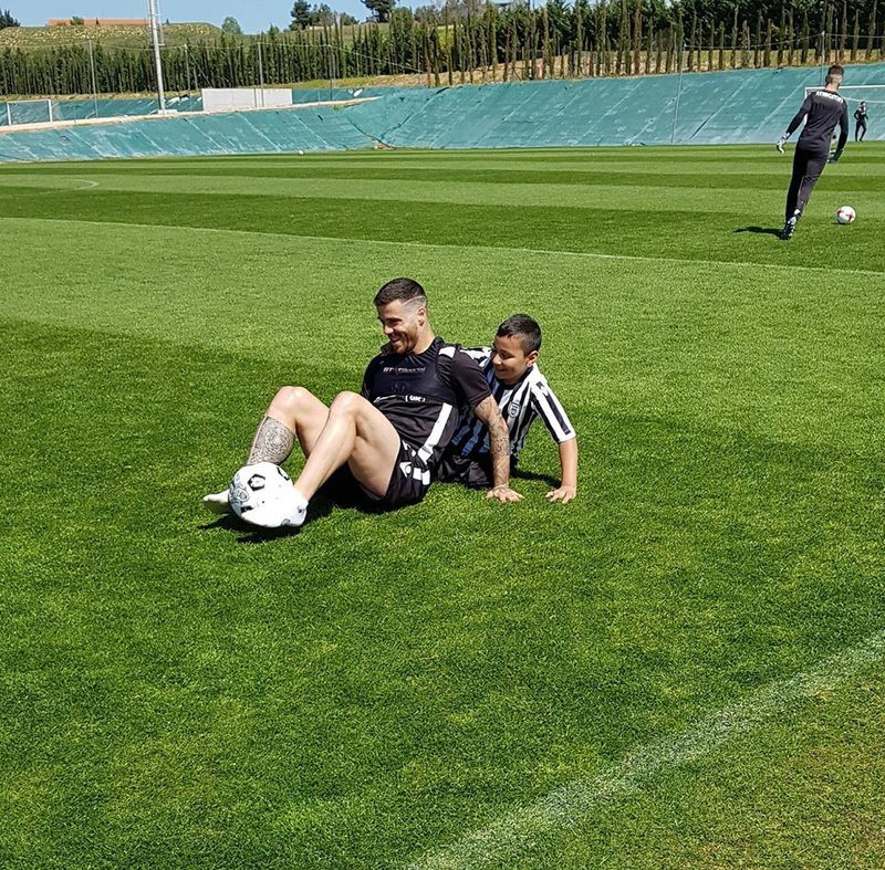 Ο πραγματικός νικητής: Ο μικρός Ιησούς έβαλε προσθετικά μέλη και πήγε στην προπόνηση του ΠΑΟΚ όρθιος [εικόνες & βίντεο] | iefimerida.gr 1