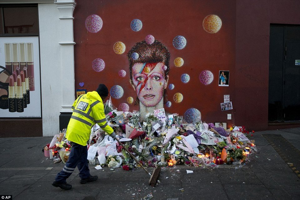 Χορεύοντας και τραγουδώντας στους δρόμους -Ετσι αποχαιρέτησαν τον Ντέιβιντ Μπόουι οι φανς του [εικόνες] | iefimerida.gr 10