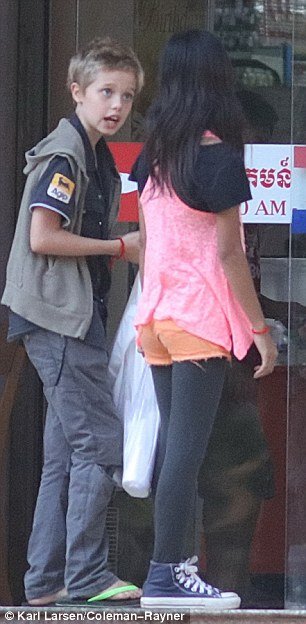 Οι δύο κόρες της Τζολί στην Καμπότζη, παίζουν σε μια φτωχογειτονιά [εικόνες] | iefimerida.gr 3