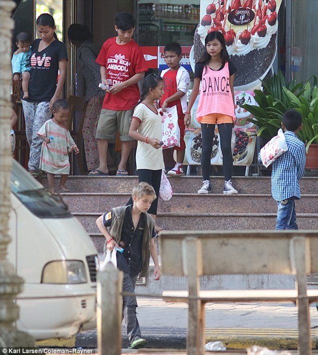 Οι δύο κόρες της Τζολί στην Καμπότζη, παίζουν σε μια φτωχογειτονιά [εικόνες] | iefimerida.gr 0