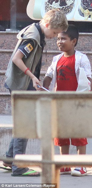 Οι δύο κόρες της Τζολί στην Καμπότζη, παίζουν σε μια φτωχογειτονιά [εικόνες] | iefimerida.gr 4