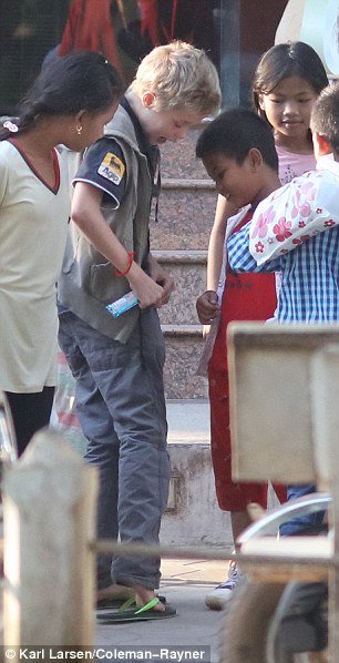 Οι δύο κόρες της Τζολί στην Καμπότζη, παίζουν σε μια φτωχογειτονιά [εικόνες] | iefimerida.gr 1