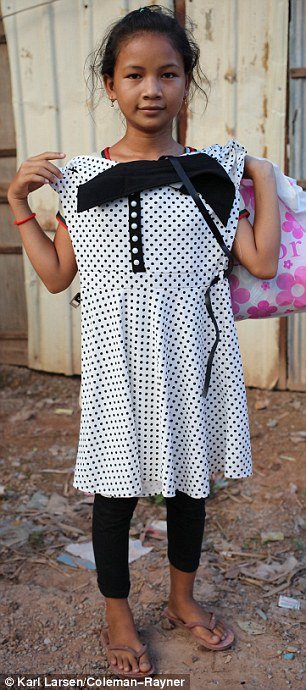 Οι δύο κόρες της Τζολί στην Καμπότζη, παίζουν σε μια φτωχογειτονιά [εικόνες] | iefimerida.gr 5