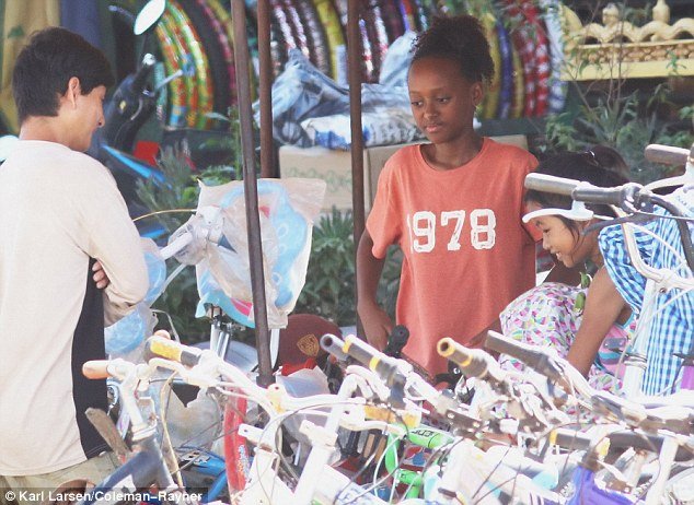 Οι δύο κόρες της Τζολί στην Καμπότζη, παίζουν σε μια φτωχογειτονιά [εικόνες] | iefimerida.gr 9