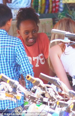 Οι δύο κόρες της Τζολί στην Καμπότζη, παίζουν σε μια φτωχογειτονιά [εικόνες] | iefimerida.gr 8