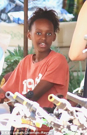 Οι δύο κόρες της Τζολί στην Καμπότζη, παίζουν σε μια φτωχογειτονιά [εικόνες] | iefimerida.gr 7