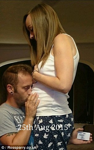 Της έκανε επί πέντε μήνες κρυφή πρόταση γάμου -Εβγαζε φωτογραφίες με κρυφά σημειώματα [εικόνες] | iefimerida.gr 10