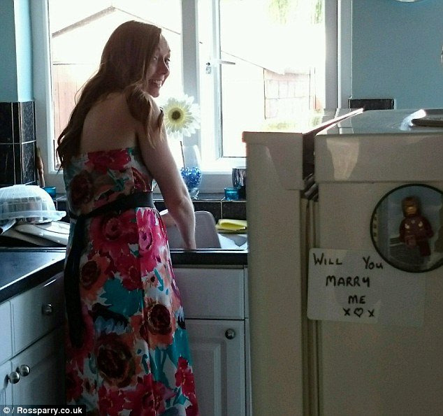 Της έκανε επί πέντε μήνες κρυφή πρόταση γάμου -Εβγαζε φωτογραφίες με κρυφά σημειώματα [εικόνες] | iefimerida.gr 6