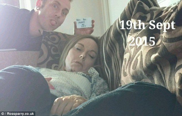 Της έκανε επί πέντε μήνες κρυφή πρόταση γάμου -Εβγαζε φωτογραφίες με κρυφά σημειώματα [εικόνες] | iefimerida.gr 12