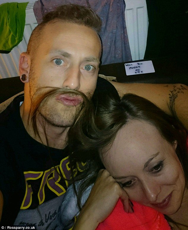 Της έκανε επί πέντε μήνες κρυφή πρόταση γάμου -Εβγαζε φωτογραφίες με κρυφά σημειώματα [εικόνες] | iefimerida.gr 2