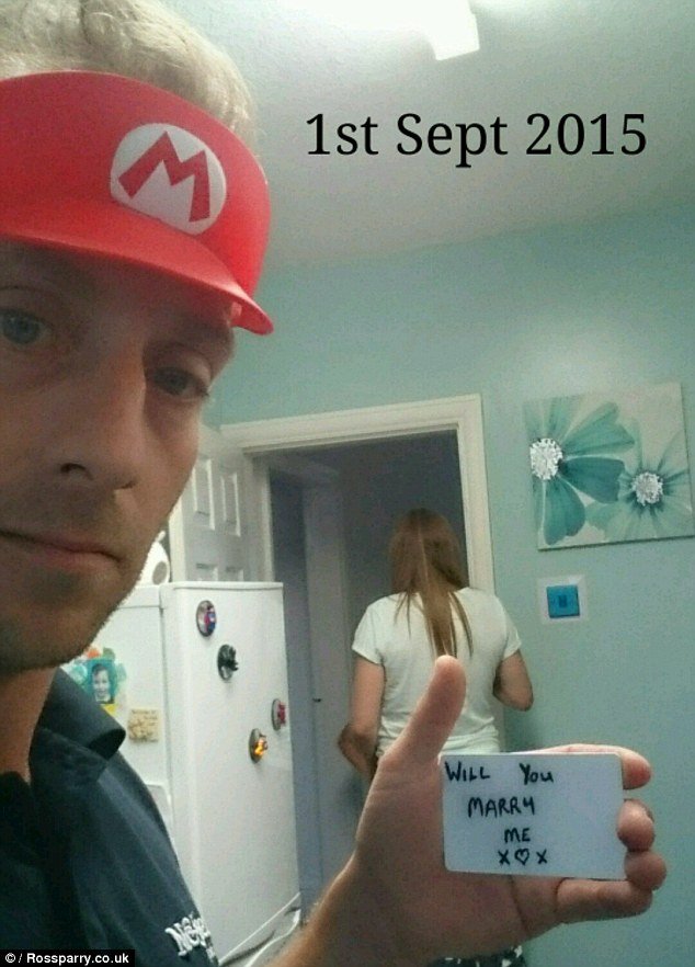 Της έκανε επί πέντε μήνες κρυφή πρόταση γάμου -Εβγαζε φωτογραφίες με κρυφά σημειώματα [εικόνες] | iefimerida.gr 11