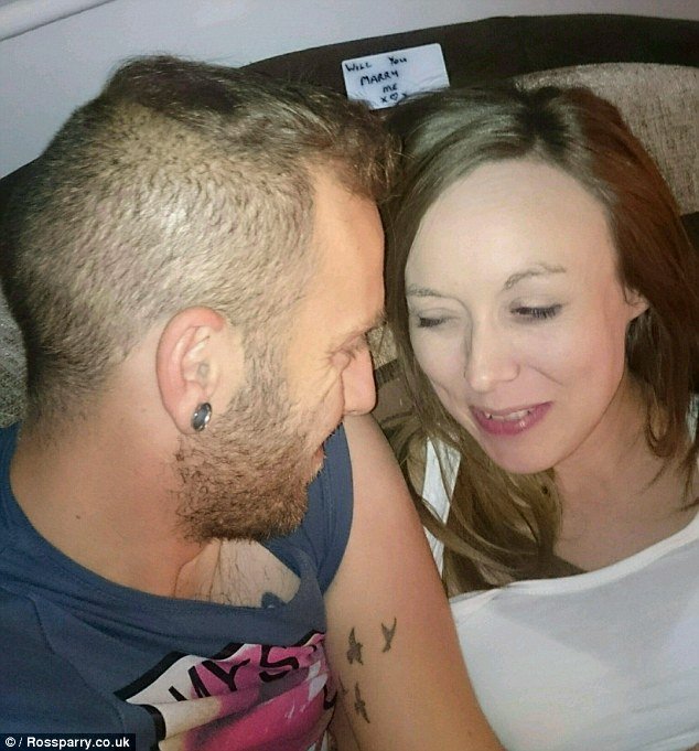 Της έκανε επί πέντε μήνες κρυφή πρόταση γάμου -Εβγαζε φωτογραφίες με κρυφά σημειώματα [εικόνες] | iefimerida.gr 3