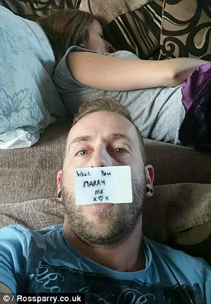 Της έκανε επί πέντε μήνες κρυφή πρόταση γάμου -Εβγαζε φωτογραφίες με κρυφά σημειώματα [εικόνες] | iefimerida.gr 4