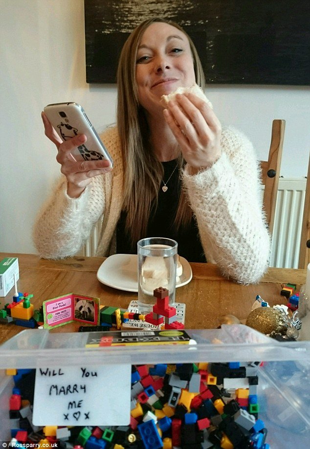 Της έκανε επί πέντε μήνες κρυφή πρόταση γάμου -Εβγαζε φωτογραφίες με κρυφά σημειώματα [εικόνες] | iefimerida.gr 5