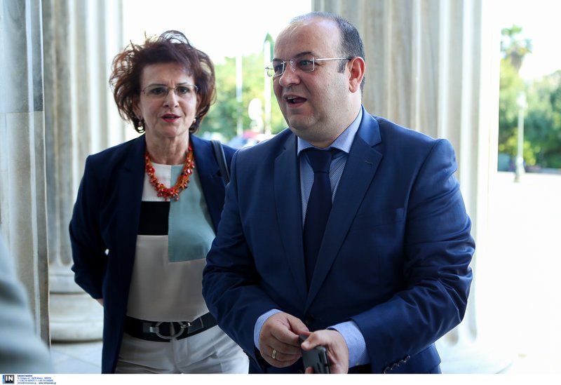 Εβαλε και... ξαναέβγαλε τη γραβάτα -«Κέρδισα το χρέος, έχω μάχες να δώσω» [εικόνες] | iefimerida.gr 40