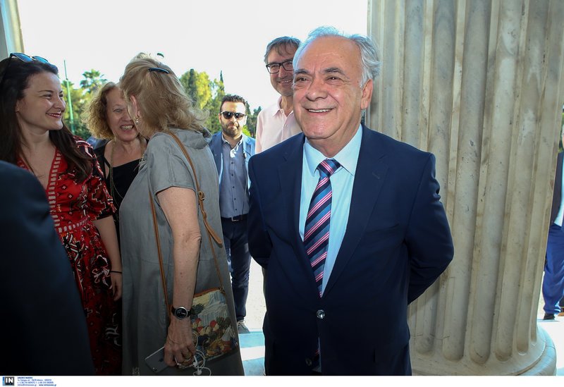 Εβαλε και... ξαναέβγαλε τη γραβάτα -«Κέρδισα το χρέος, έχω μάχες να δώσω» [εικόνες] | iefimerida.gr 38