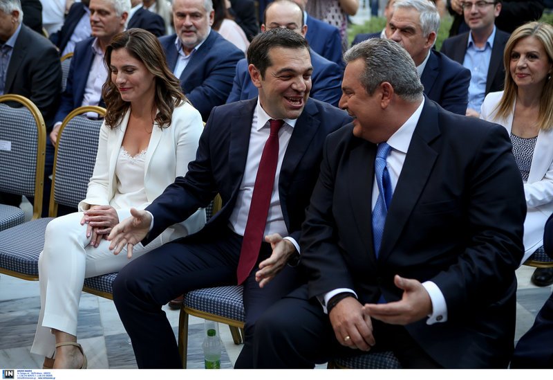 Μετά τον Τσίπρα πέταξε τη γραβάτα του και ο Καμμένος [εικόνες] | iefimerida.gr 0