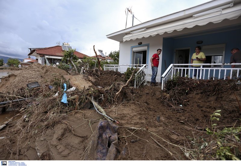 Αρμαγεδδών στη Β.Ελλάδα -Αυτοκίνητα επιπλέουν στο νερό, χάθηκαν περιουσίες [εικόνες] | iefimerida.gr 6
