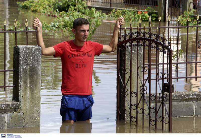 Αρμαγεδδών στη Β.Ελλάδα -Αυτοκίνητα επιπλέουν στο νερό, χάθηκαν περιουσίες [εικόνες] | iefimerida.gr 48