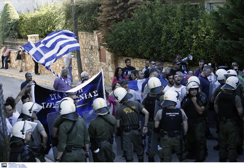 Διαμαρτυρία έξω από εκδήλωση του ΣΥΡΙΖΑ με ομιλητές Τζανακόπουλο-Δανέλλη [εικόνες] | iefimerida.gr 3