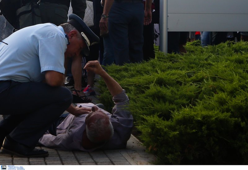 Ο πολίτης που βρέθηκε στο έδαφος -Φωτογραφία: Intimenews/ΜΩΥΣΙΑΔΗΣ ΓΙΑΝΝΗΣ
