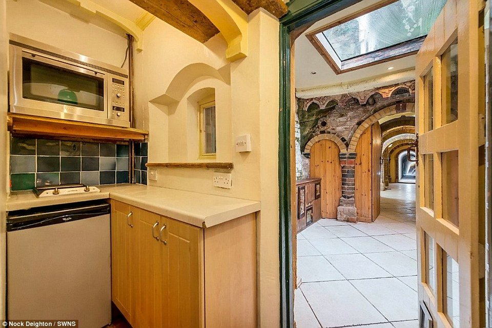 Μονοκατοικία στο Μπράιτον με μυστικό σπήλαιο [εικόνες] | iefimerida.gr 4