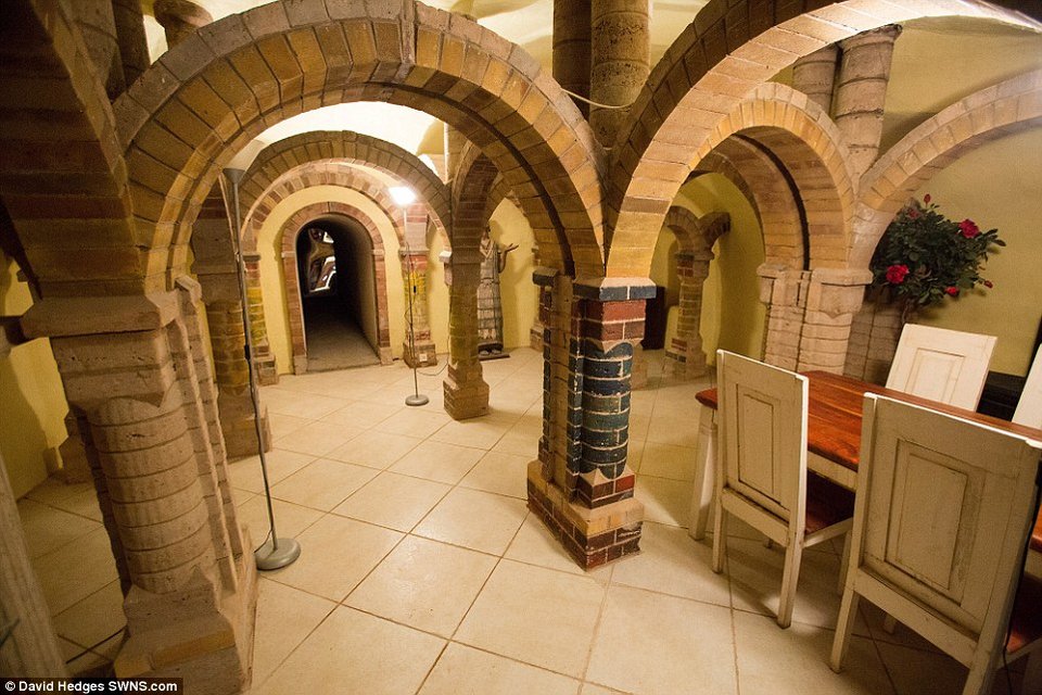 Μονοκατοικία στο Μπράιτον με μυστικό σπήλαιο [εικόνες] | iefimerida.gr 1