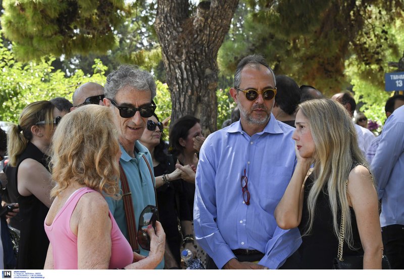 Ολη η ελληνική τηλεόραση και το θέατρο στο τελευταίο αντίο στην Τζέσυ Παπουτσή [εικόνες] | iefimerida.gr 49