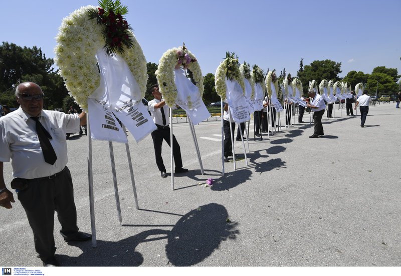 Ολη η ελληνική τηλεόραση και το θέατρο στο τελευταίο αντίο στην Τζέσυ Παπουτσή [εικόνες] | iefimerida.gr 51