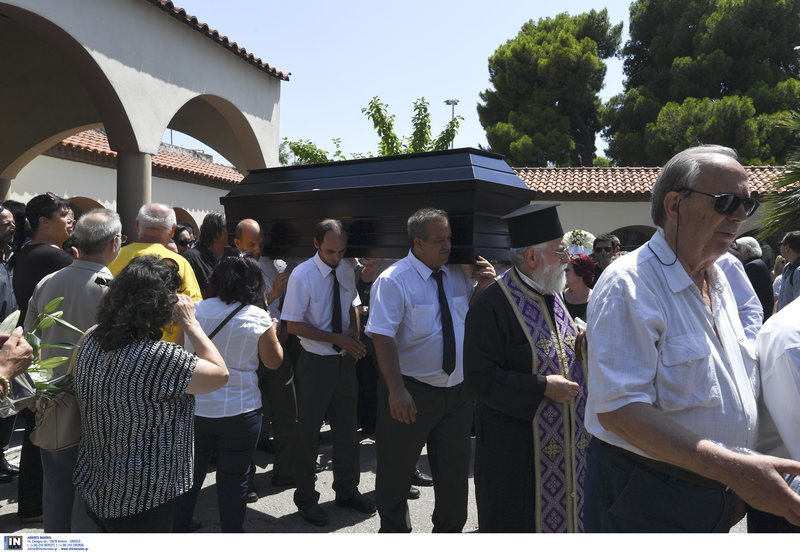 Ολη η ελληνική τηλεόραση και το θέατρο στο τελευταίο αντίο στην Τζέσυ Παπουτσή [εικόνες] | iefimerida.gr 1