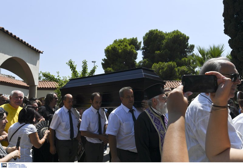 Ολη η ελληνική τηλεόραση και το θέατρο στο τελευταίο αντίο στην Τζέσυ Παπουτσή [εικόνες] | iefimerida.gr 2