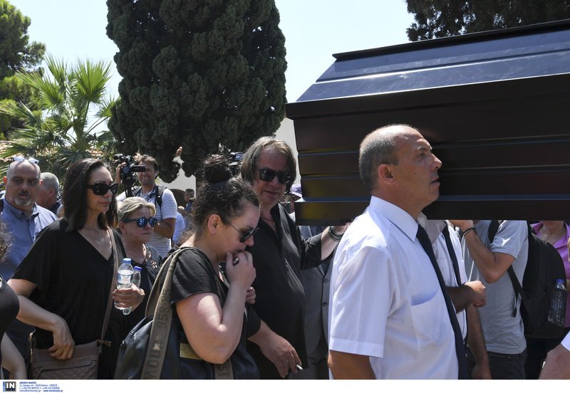 Ολη η ελληνική τηλεόραση και το θέατρο στο τελευταίο αντίο στην Τζέσυ Παπουτσή [εικόνες] | iefimerida.gr 3