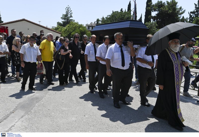 Ολη η ελληνική τηλεόραση και το θέατρο στο τελευταίο αντίο στην Τζέσυ Παπουτσή [εικόνες] | iefimerida.gr 4